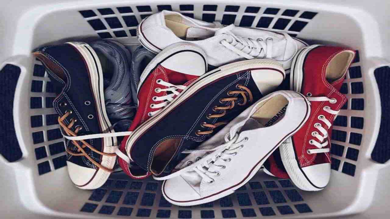 Scarpe da ginnastica: il trucco per non rovinarle | L'idea geniale