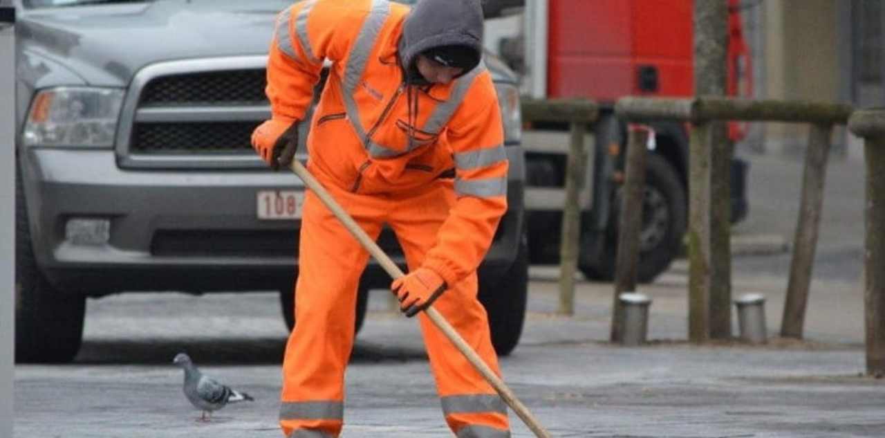 Laureata va a lavorare come spazzina 