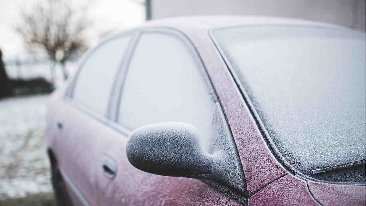 Automobile: cosa serve avere a disposizione quando fa freddo?