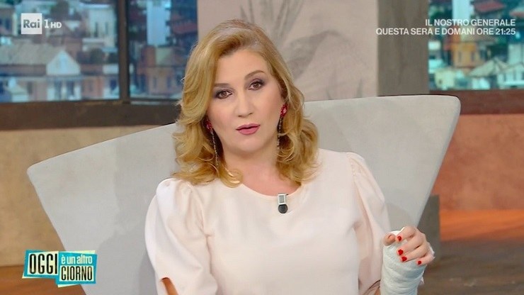 Serena Bortone, in studio con la fascia al polso